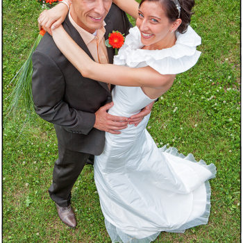Hochzeitsbild Paarbild Paarfotos Paaraufnahmen Hochzeitsaufnahmen von Rebecca & Manfred auf dem Rasen