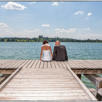 Hochzeitsbild Paarbild Paarfotos Paaraufnahmen Hochzeitsaufnahmen von Rebecca & Manfred am See auf dem Steg